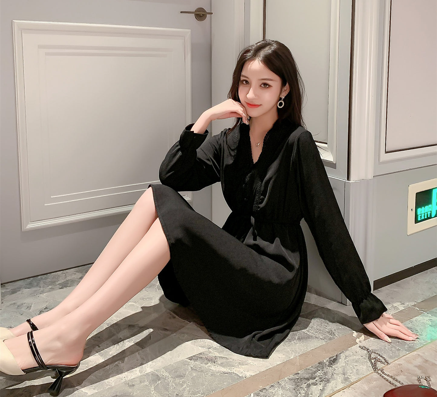 V-neck waist a-line dress